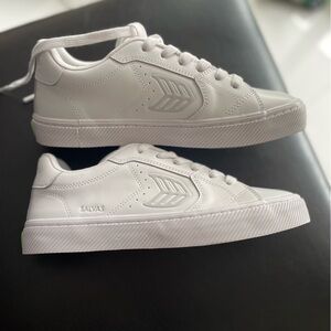 Cariuma salvas all white low top sneakers new never worn with tags